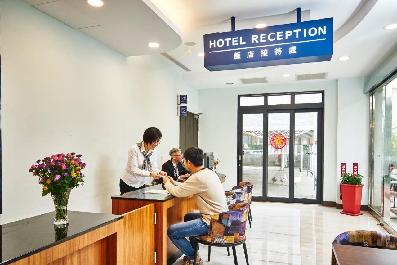 Menippe Hotel Kaohsiung Bagian luar foto
